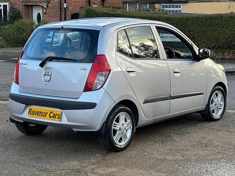 Used Hyundai i10 Comfort 83 HP (61 kW) 2015 Silver Hatchback