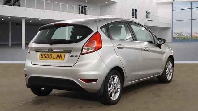 Usado Ford Fiesta Zetec 75 HP (55 kW) 2015 Prateado Citadino