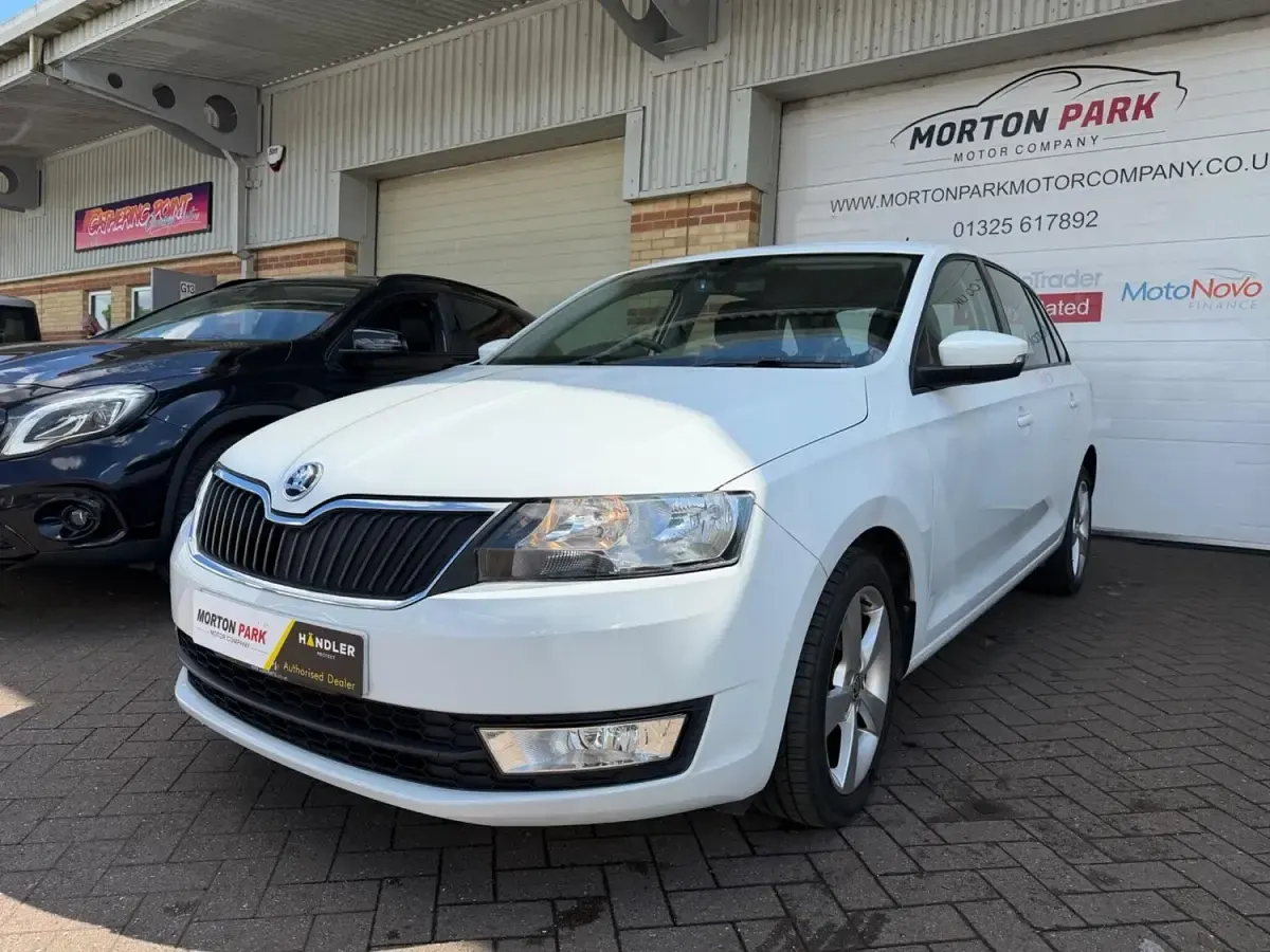 Used Skoda Rapid SE 90 HP (66 kW) 2017 White Hatchback