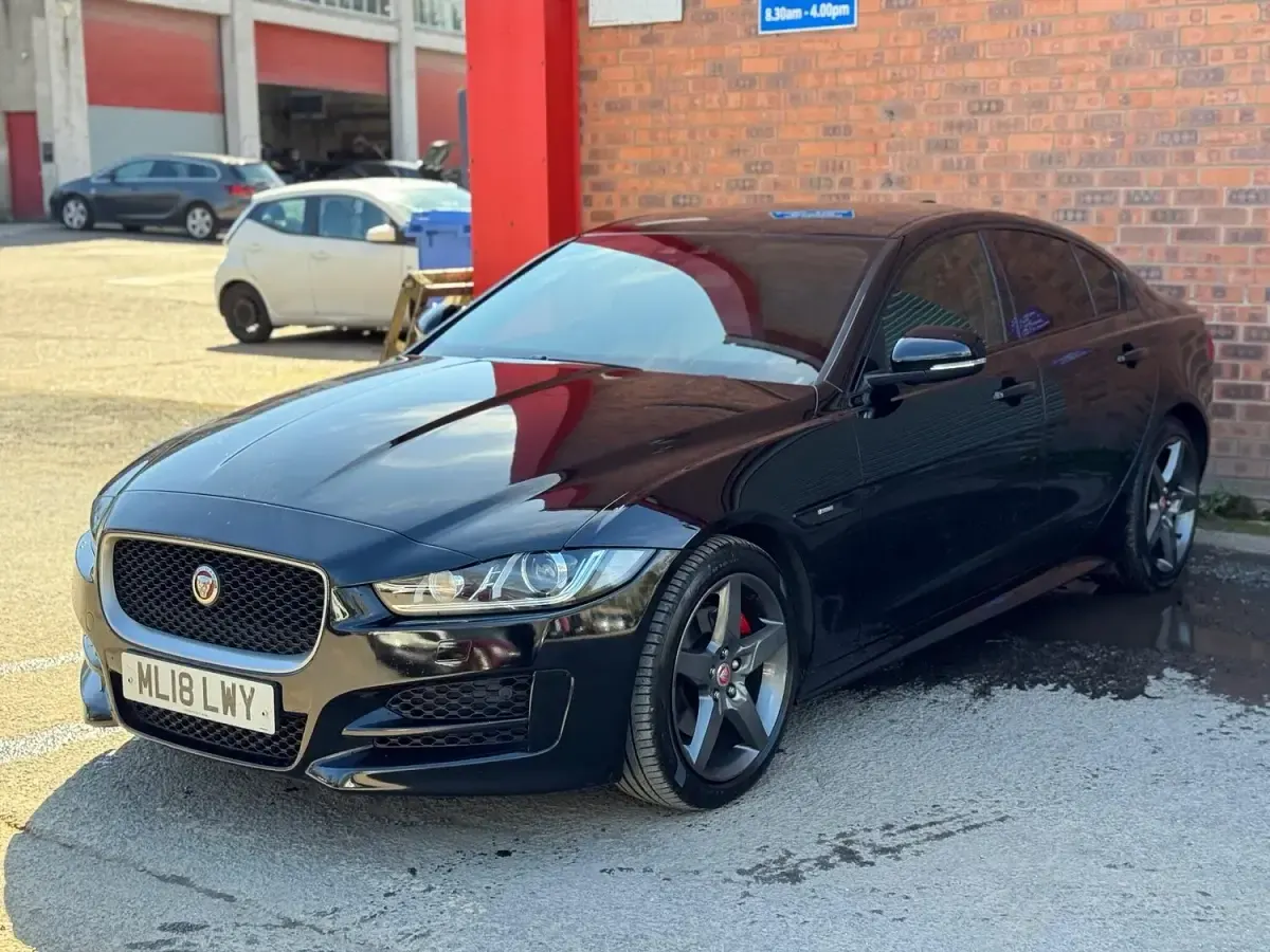 Usado Jaguar XE R-Sport 180 HP (132 kW) 2018 Preto Sedan