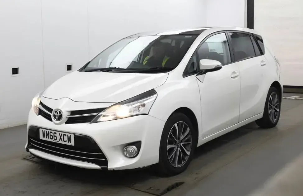 Used Toyota Verso Design 2016 White MPV