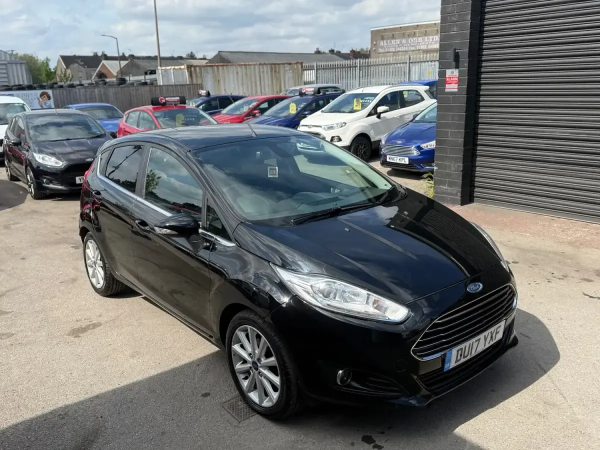 Usado Ford Fiesta Titanium 100 CV (73 kW) 2017 Negro Utilitario