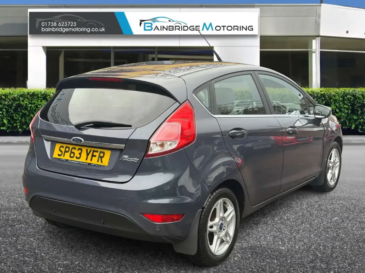 Usado Ford Fiesta Zetec 125 HP (91 kW) 2013 Cinzento Citadino