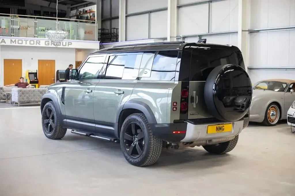 Usado Land Rover Defender First Edition 240 HP (176 kW) 2020 Verde SUV