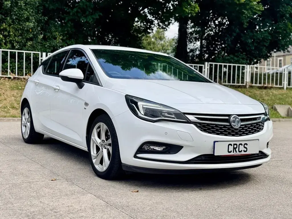 Used Vauxhall Astra SRi 147 HP (108 kW) 2015 White Hatchback