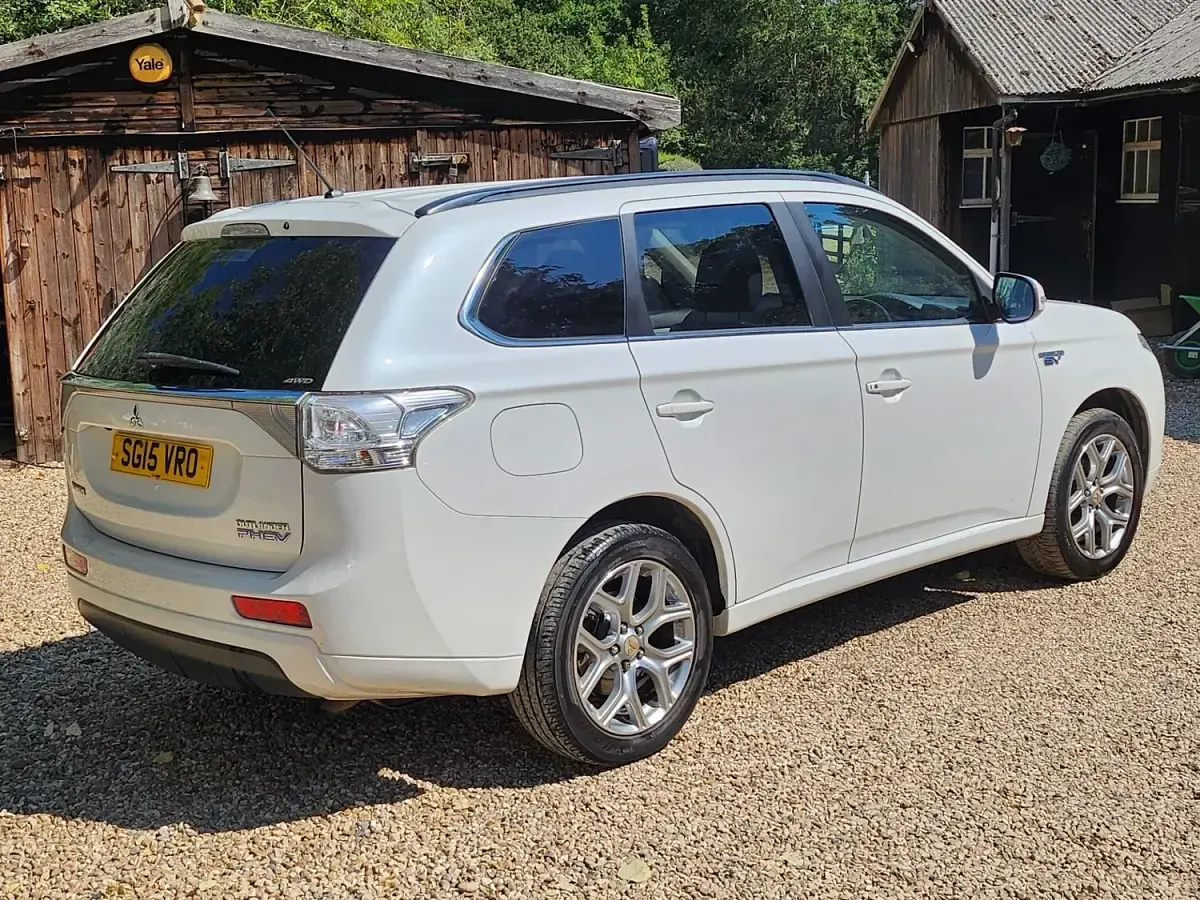 Used Mitsubishi Outlander P-HEV 2015 White SUV