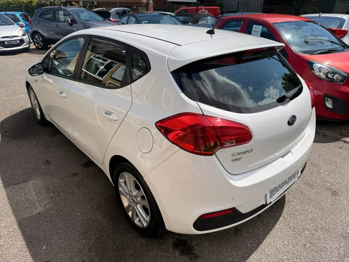 Used Kia Ceed 2015 Pearl white Hatchback