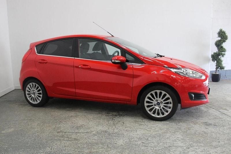 Used Ford Fiesta Titanium 105 HP (77 kW) 2014 Red Hatchback