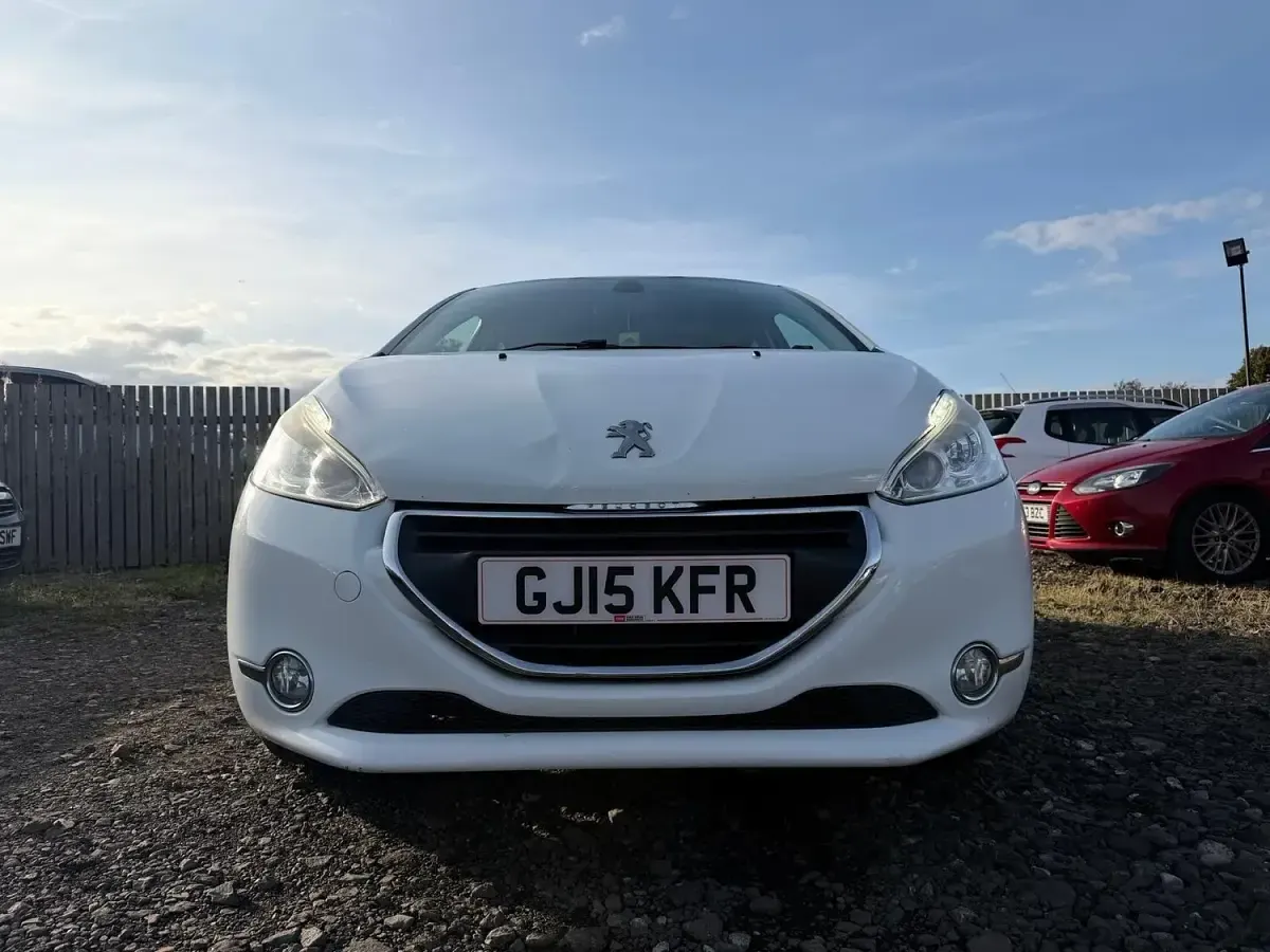 Used Peugeot 208 Allure 80 HP (58 kW) 2015 White Hatchback