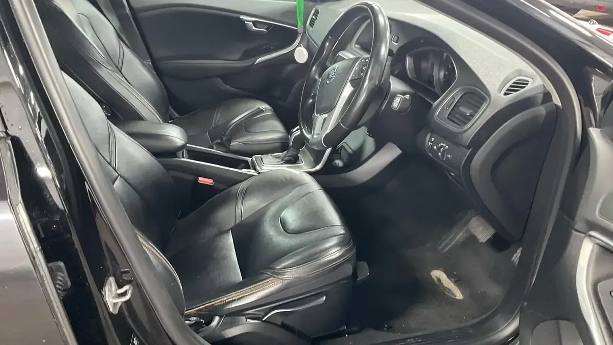 Used Volvo V40 120 HP (88 kW) 2015 Black Hatchback