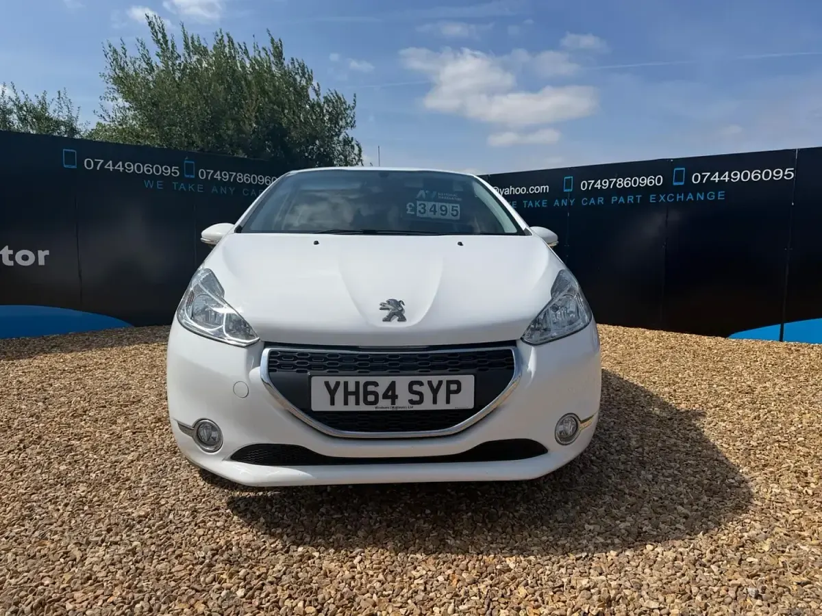 Used Peugeot 208 Active 82 HP (60 kW) 2014 White Hatchback