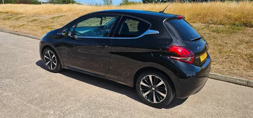 Used Peugeot 208 Allure 2015 Metallic black Hatchback