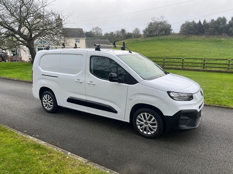 Usado Fiat Doblò 100 CV (73 kW) 2024 Blanco Monovolumen