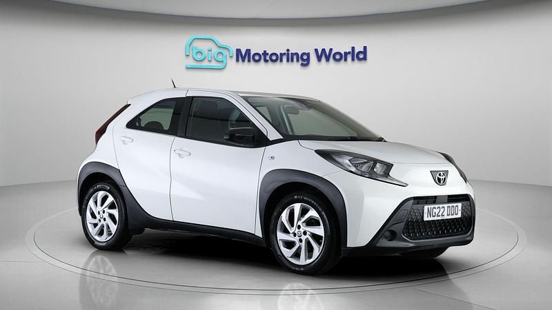 Used Toyota Aygo X PURE 72 HP (52 kW) 2022 White SUV