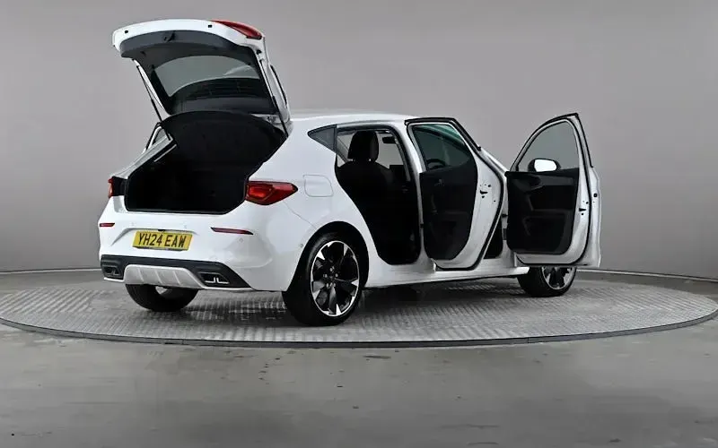 Used Cupra Leon 150 HP (110 kW) 2023 White Hatchback