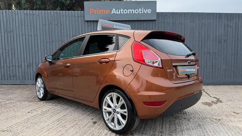 Usado Ford Fiesta Titanium 125 HP (91 kW) 2014 Amarelo Citadino
