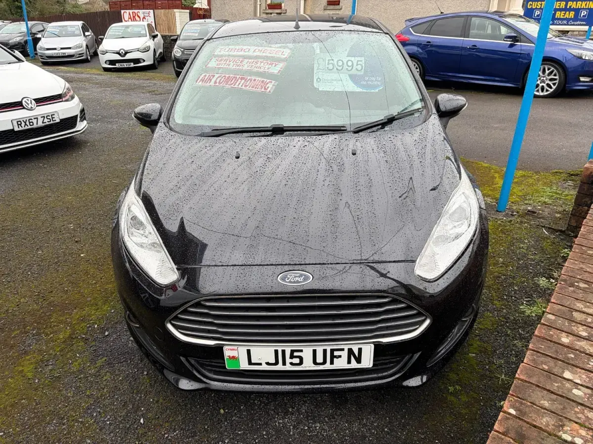 Usado Ford Fiesta Zetec 75 HP (55 kW) 2015 Preto Citadino