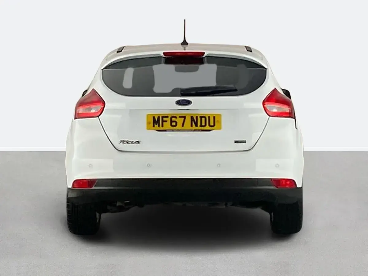 Used Ford Focus Zetec 125 HP (91 kW) 2017 White Hatchback