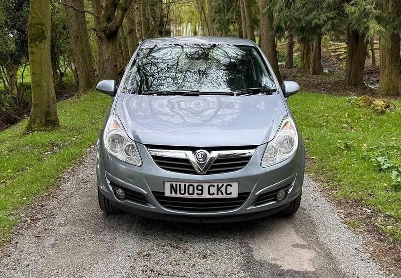 Used Vauxhall Corsa Design Edition 89 HP (65 kW) 2009 Silver Hatchback