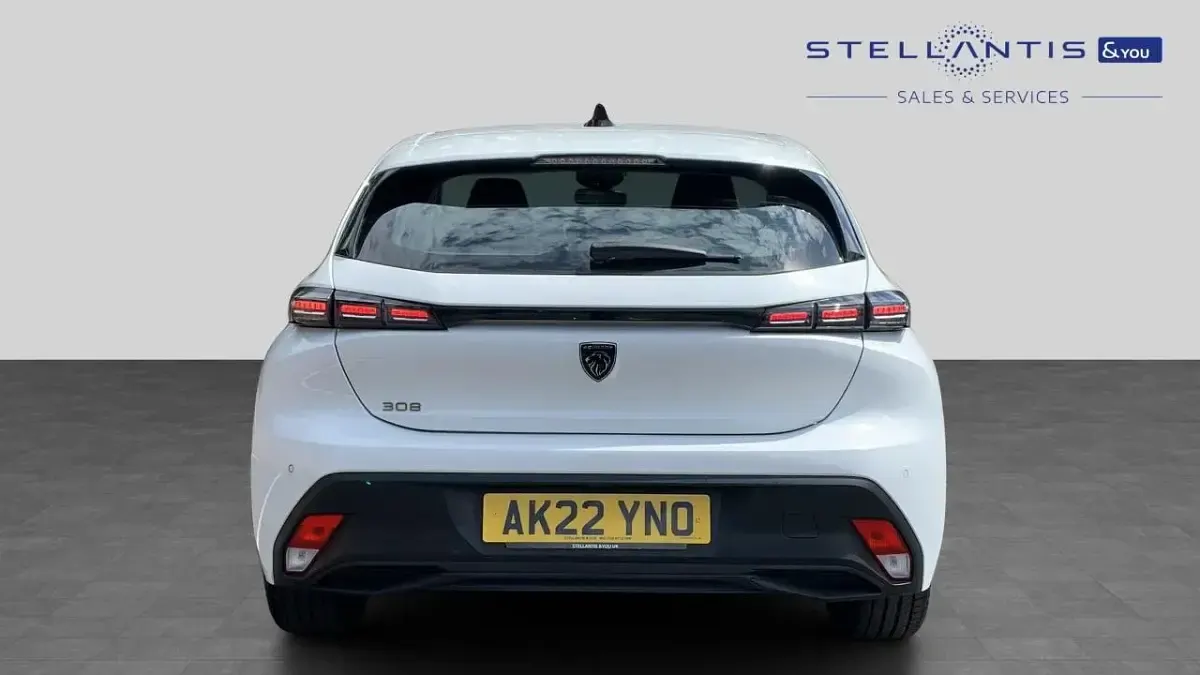 Used Peugeot 308 Active Premium 129 HP (94 kW) 2022 White Hatchback