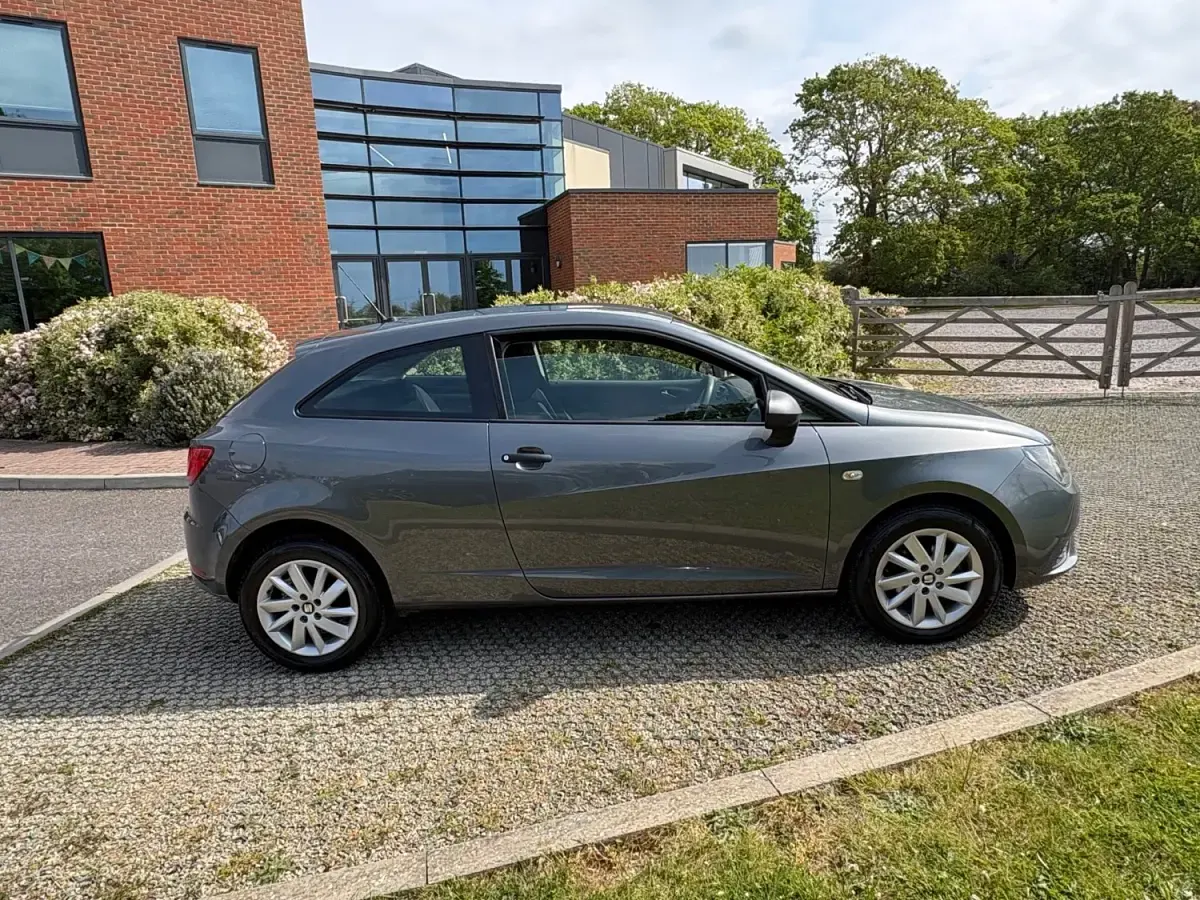 Używany Seat Ibiza SOL 75 KM (55 kW) 2016 Szary Hatchback