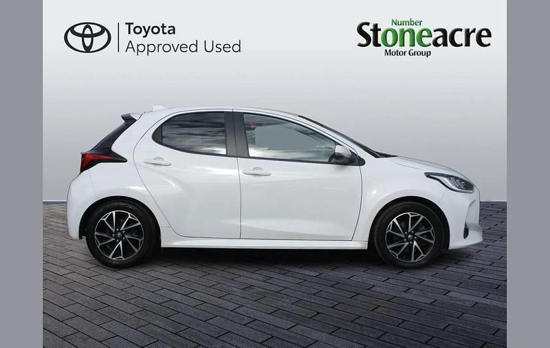 Used Toyota Yaris Hybrid Design 116 HP (85 kW) 2023 White Hatchback