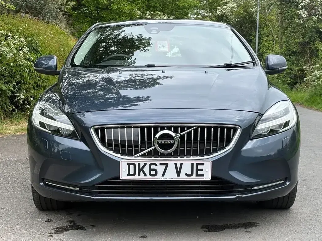 Used Volvo V40 Inscription 120 HP (88 kW) 2017 Blue Hatchback