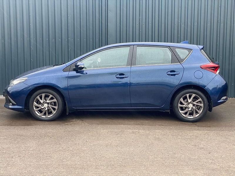 Used Toyota Auris 116 HP (85 kW) 2015 Blue Hatchback