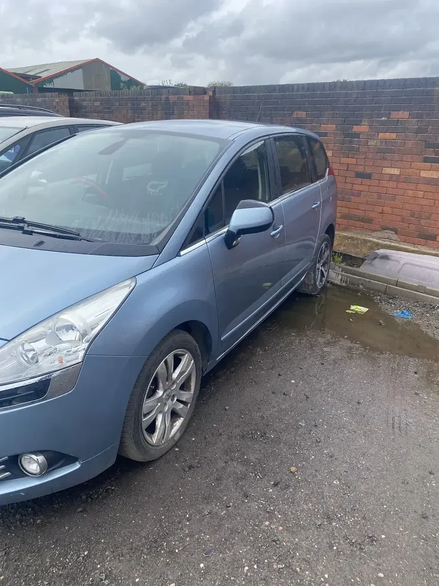 Used Peugeot 5008 Active 112 HP (82 kW) 2012 Blue MPV