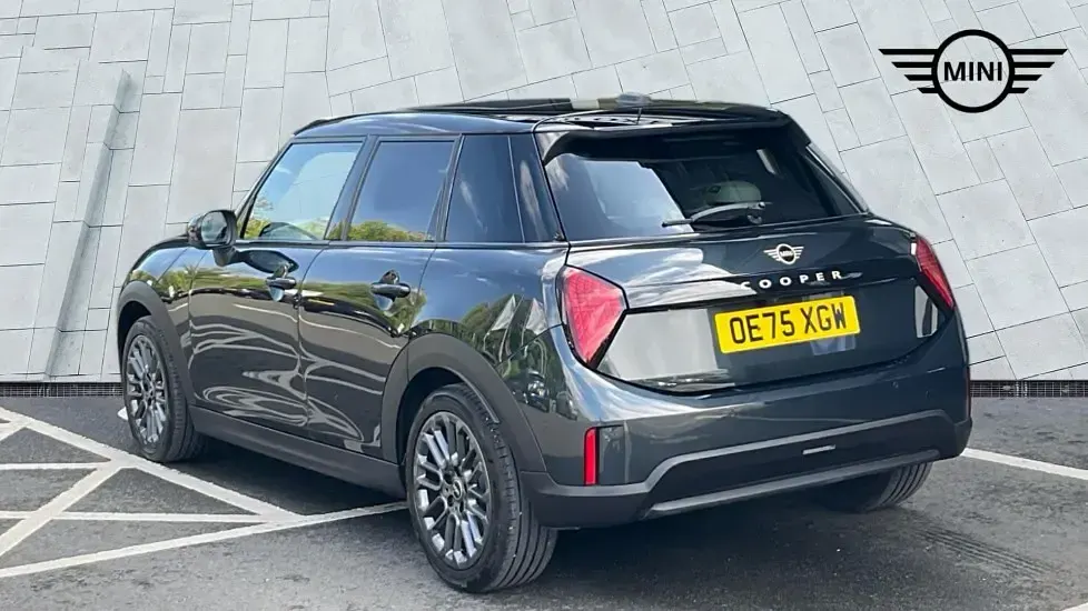 Usado Mini Cooper Hatch 113 kW (154 HP) 2025 Cinzento Citadino