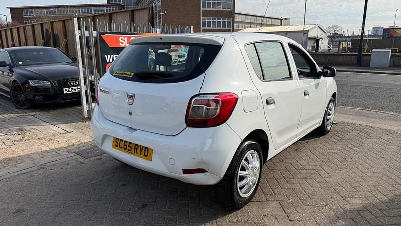 Used Dacia Sandero Ambiance 73 HP (53 kW) 2015 White Hatchback