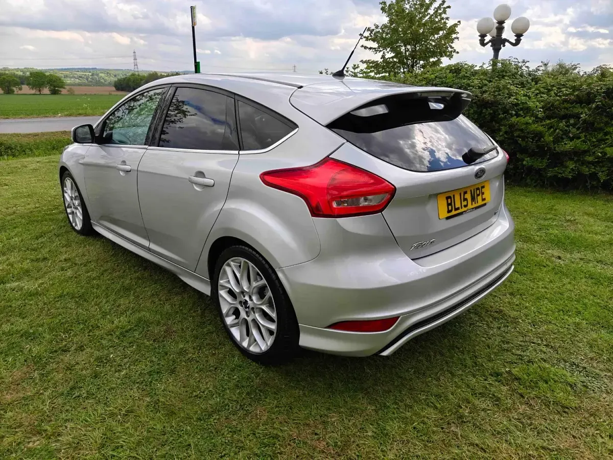 Used Ford Focus Zetec 125 HP (91 kW) 2015 Silver Hatchback