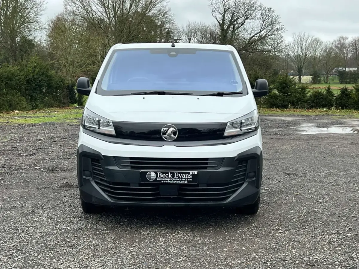 Second-hand Vauxhall Vivaro 2024 Alb Monovolum