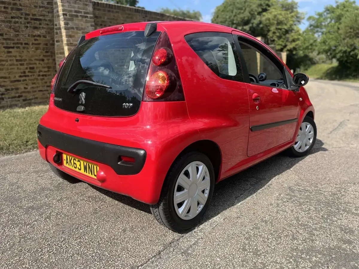 Used Peugeot 107 Active 68 HP (50 kW) 2014 Red Hatchback