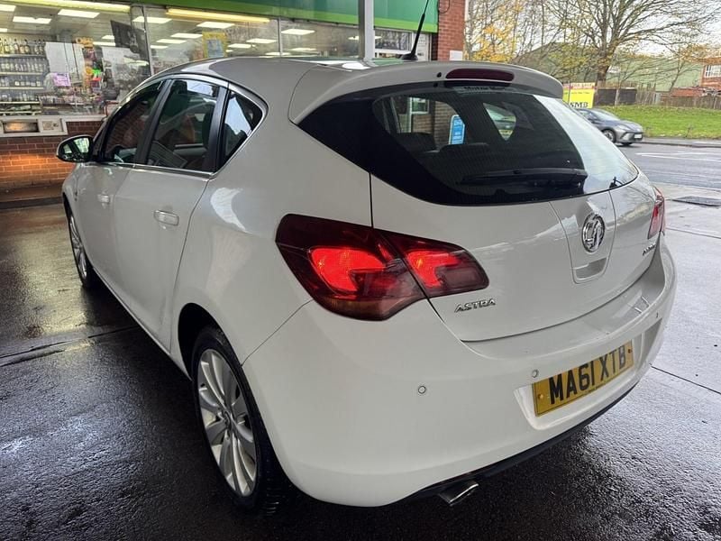 Used Vauxhall Astra Elite 165 HP (121 kW) 2011 White Hatchback