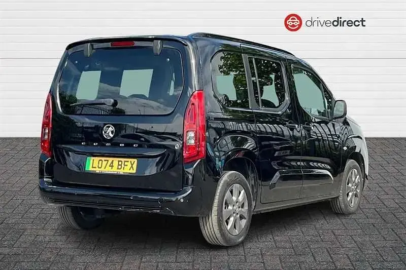 Usado Vauxhall Combo Ultimate 100 kW (136 HP) 2025 Preto Monovolume