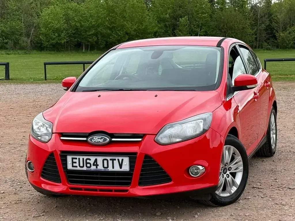 Used Ford Focus Titanium 125 HP (91 kW) 2014 Red Hatchback