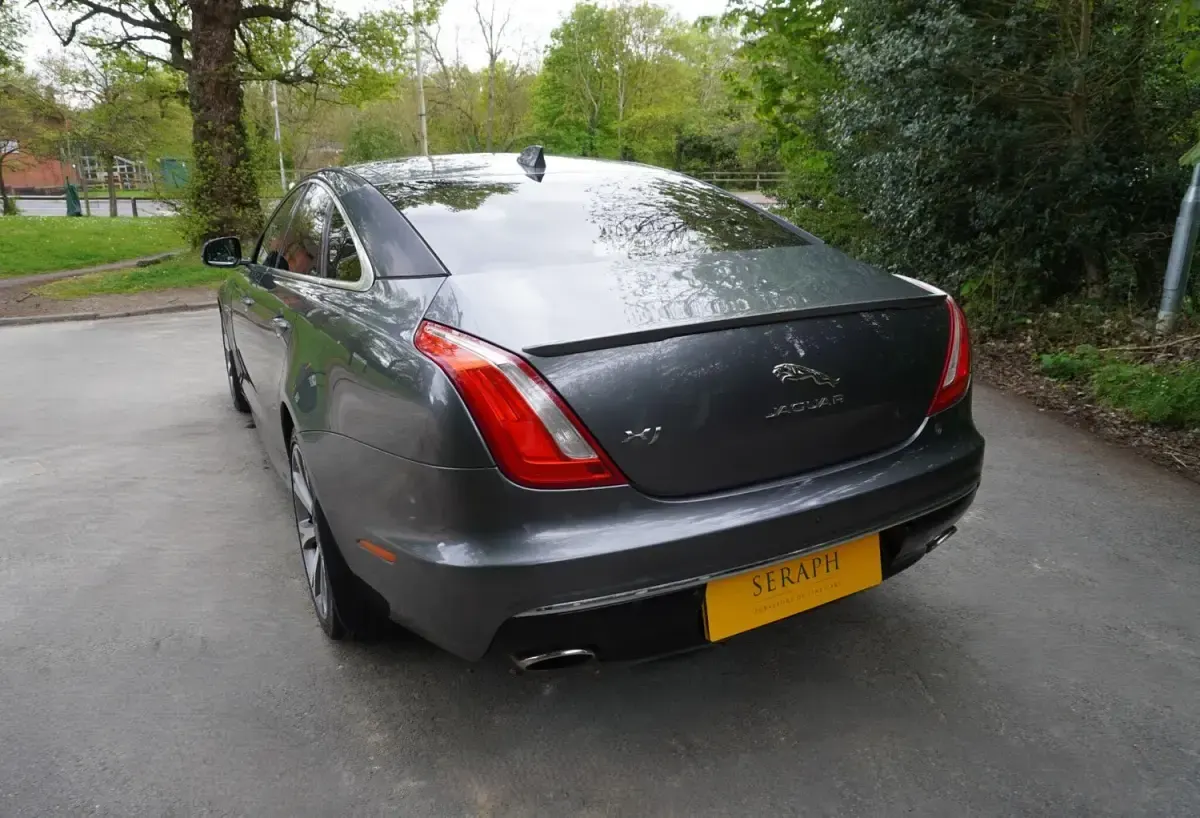Usado Jaguar XJ Portfolio 300 HP (220 kW) 2016 Cinzento Sedan