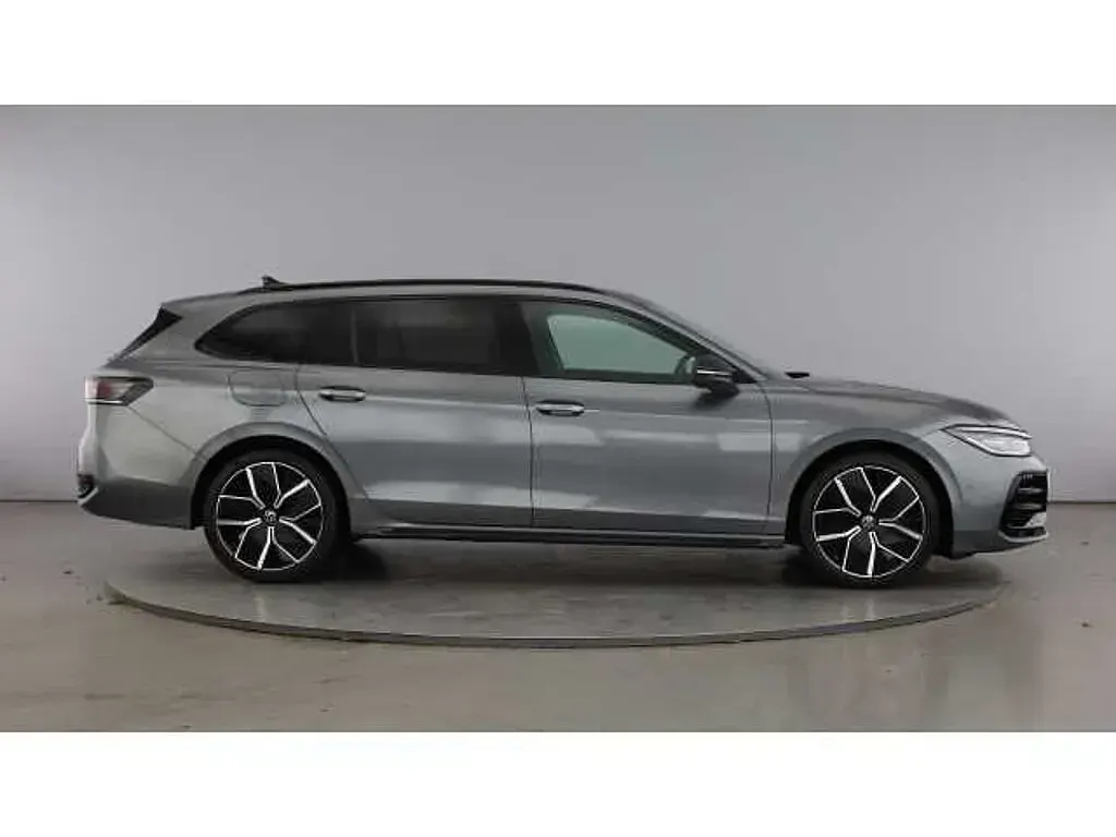 Used VW Passat R-line 150 HP (110 kW) 2025 Multicolour Estate