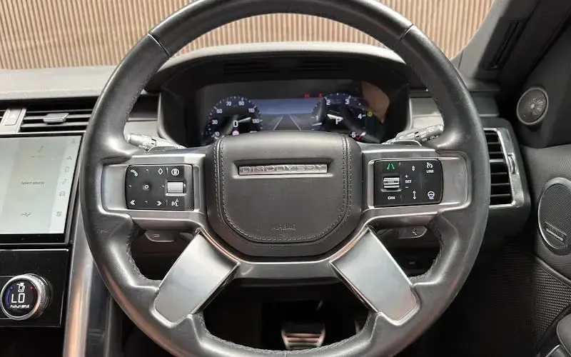 Used Land Rover Discovery HSE Dynamic 300 HP (220 kW) 2023 Blue SUV