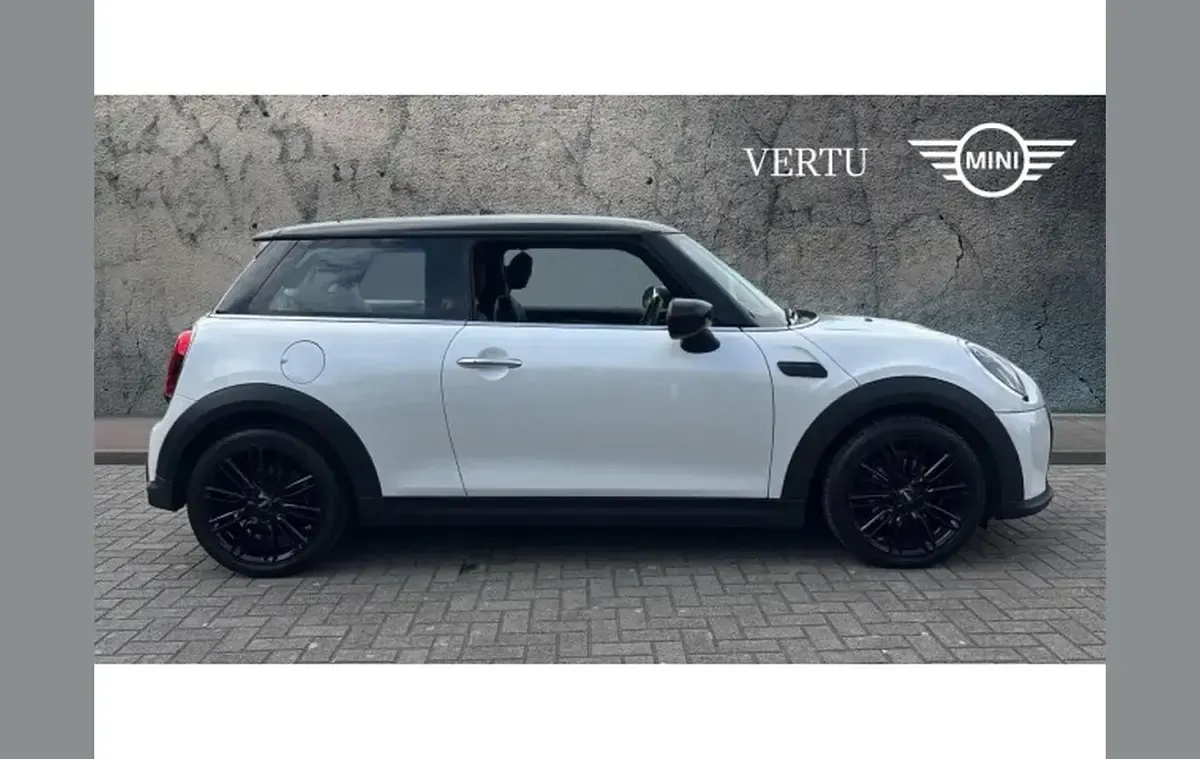 Used Mini Cooper Exclusive 136 HP (100 kW) 2024 White Hatchback