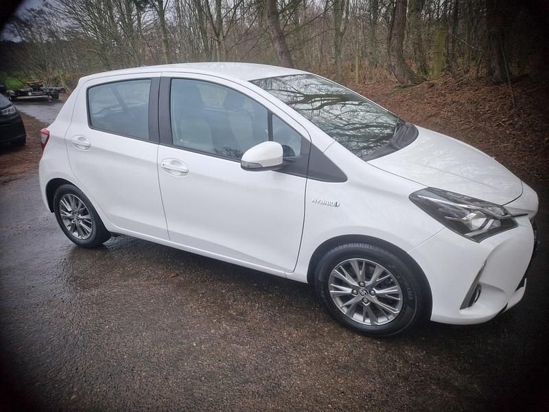 White Used 2020 Toyota Yaris Hybrid Hatchback | £13,500 (Super price) - Image 1/4