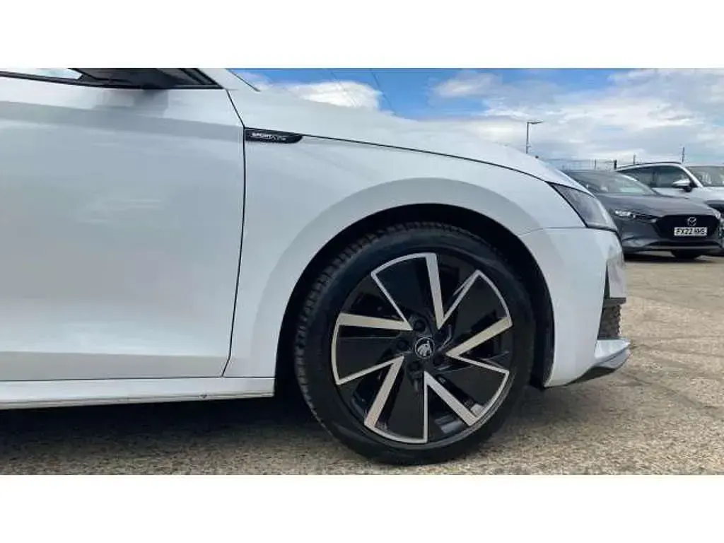 Used Skoda Octavia SportLine 147 HP (108 kW) 2025 White Estate
