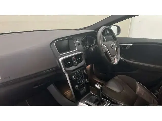 Begagnad Volvo V40 R-Design 122 HK (89 kW) 2018 Silver Halvkombi