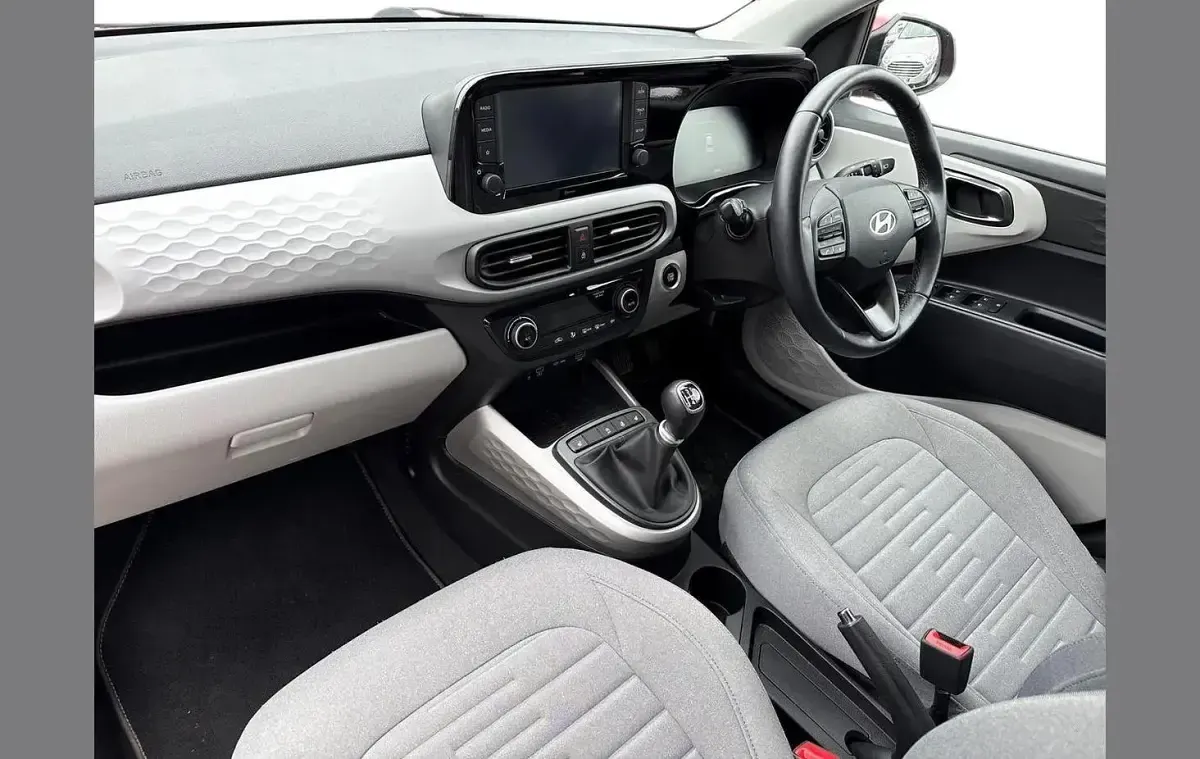 Used Hyundai i10 Premium 65 HP (47 kW) 2023 Red Hatchback