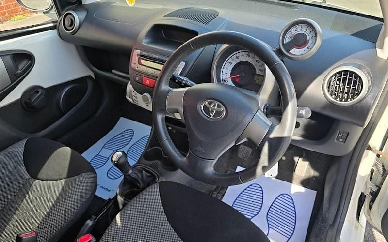 Used Toyota Aygo 68 HP (50 kW) 2012 White Hatchback
