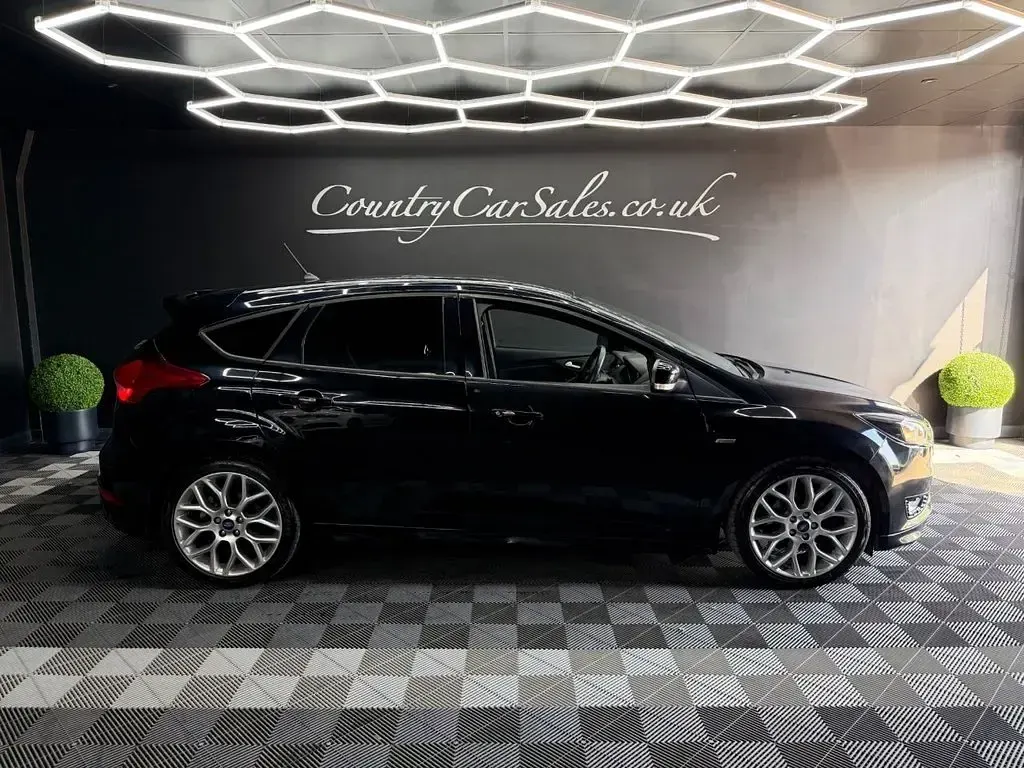 Used Ford Focus ST-Line 125 HP (91 kW) 2017 Black Hatchback