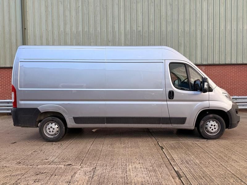 Usado Citroën Relay 140 HP (102 kW) 2023 Cinzento Van