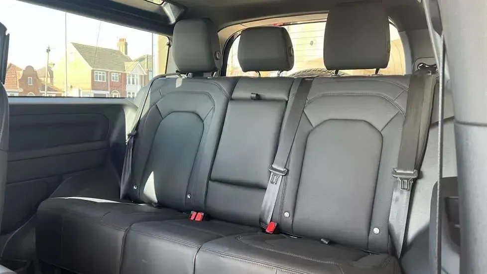 Used Land Rover Defender SE Dynamic 249 HP (183 kW) 2025 Metallic  santorini black SUV