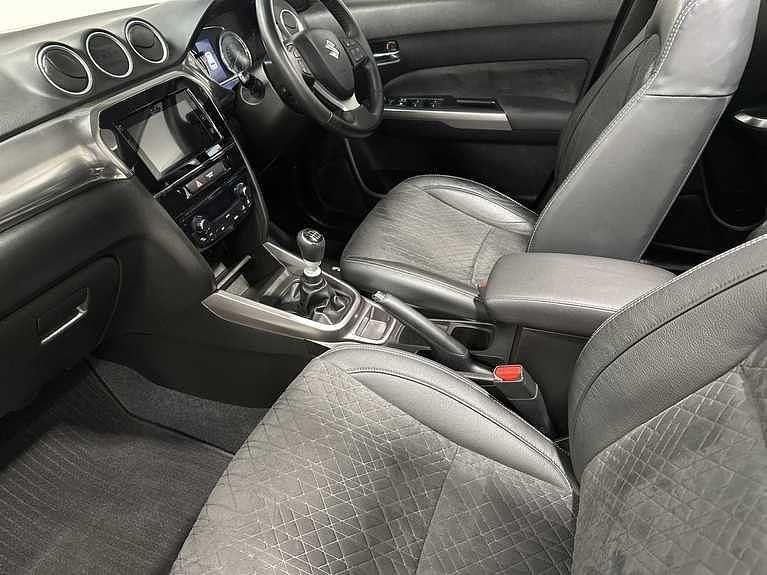 Used Suzuki Vitara SZ5 129 HP (94 kW) 2022 Bright red/black roof SUV